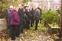 Zuschauer beider Kranzniederlegung am alten Friedhof