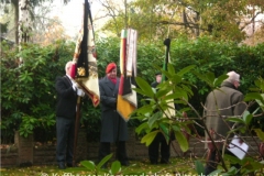 Zuschauer beider Kranzniederlegung am alten Friedhof